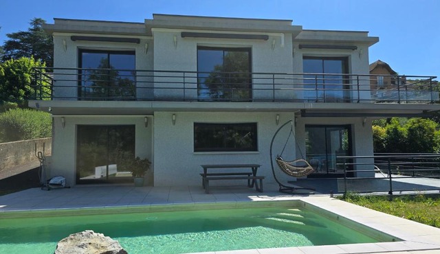 Rez-de-chaussée de notre villa vue sur lac