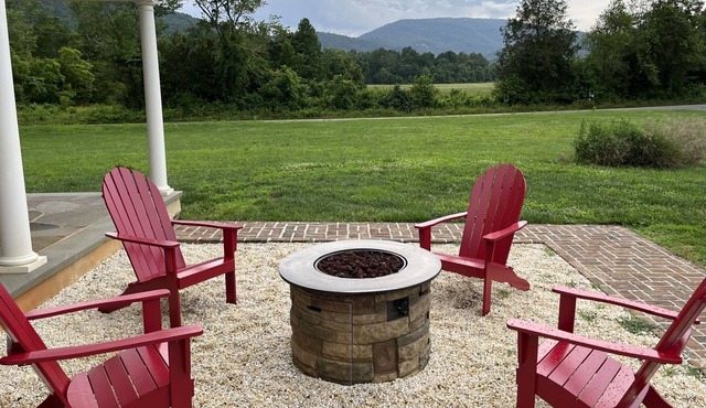 RiverFront Country Home with Blue Mountain Views