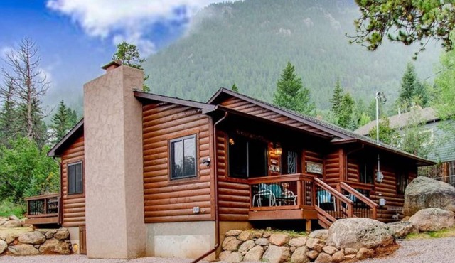 Rockhaven- Private Cabin and Hot Tub & EV Charger
