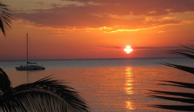 Romantic Beachfront Just 3 Steps on the Sandy Beach!
