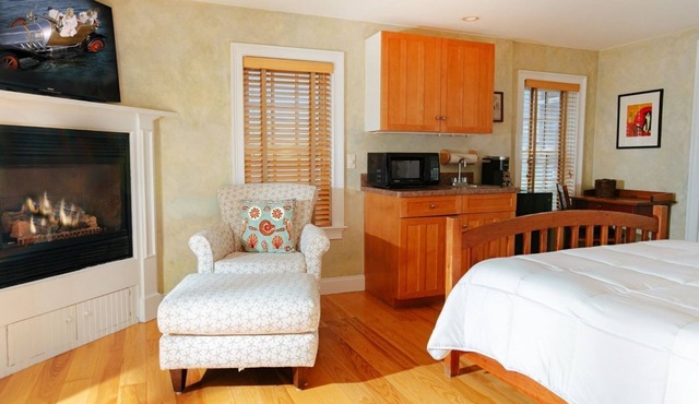 Romantic Queen Room with Balcony, Fireplace & Monument Views - Downtown Provincetown