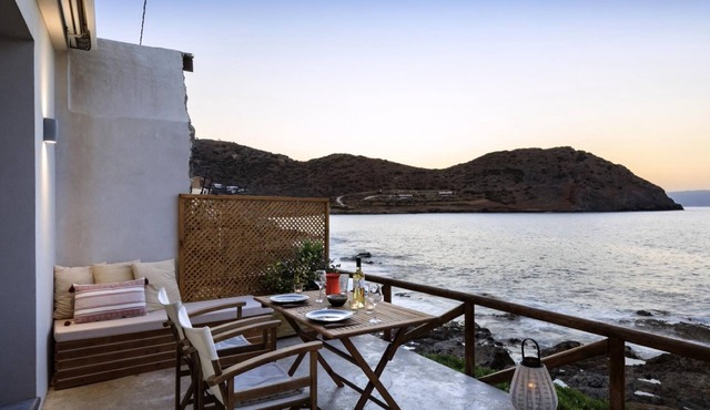 Romantic Waterfront Studio with Uninterrupted Sea Views in Mochlos