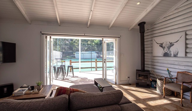 Rosemont's Tiny Bungalow House with Tennis Court - n