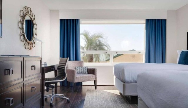 Savannah Stay | Rooftop Pool View + Dining