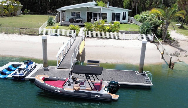 South Stradbroke Island Waters - family beach house 4 bedroom on the water *NEW*