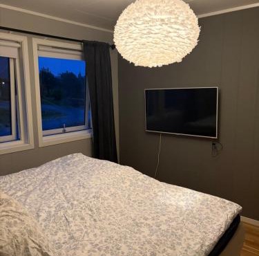 Soverom med enkelseng på vakre Senja