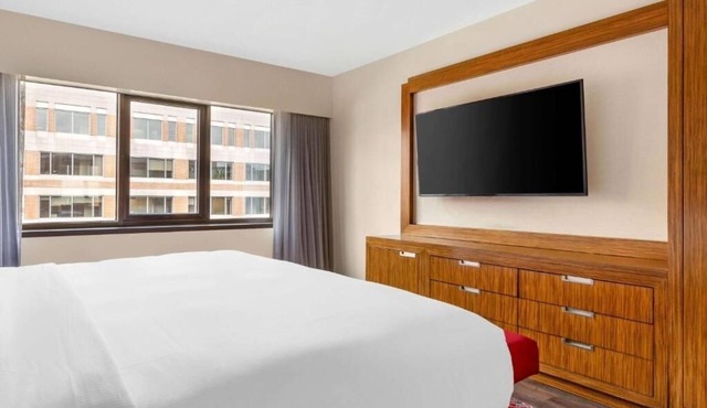 Spacious 1BR King Stay| Free Breakfast, Kitchenette & Indoor Pool Access