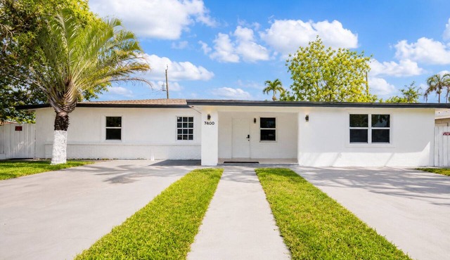 Spacious 4-bedroom house with AC 15 minutes from Miami airport/14 ppl