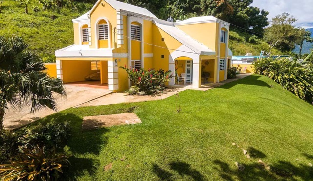 Spacious 5-bedroom house views of El Yunque and saltwater spa.