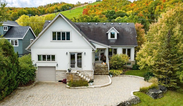 Spacious 6 bedroom 150m walk to the ski lift& 5 min walk to village (30 day min)