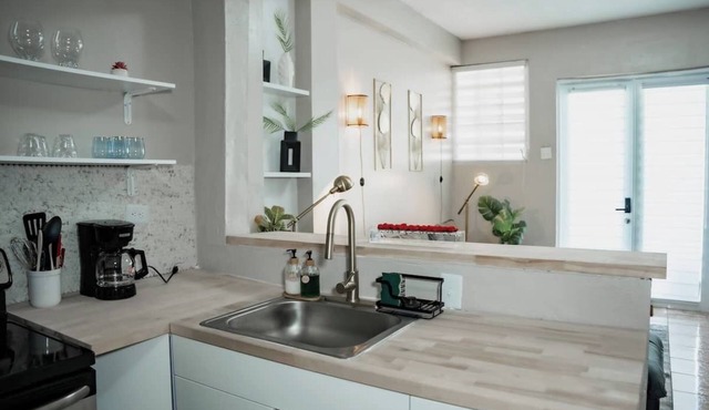 Spacious 6-bedroom 4-bath w. 2 King Beds in Vibrant Catano Ferry to Old San Juan
