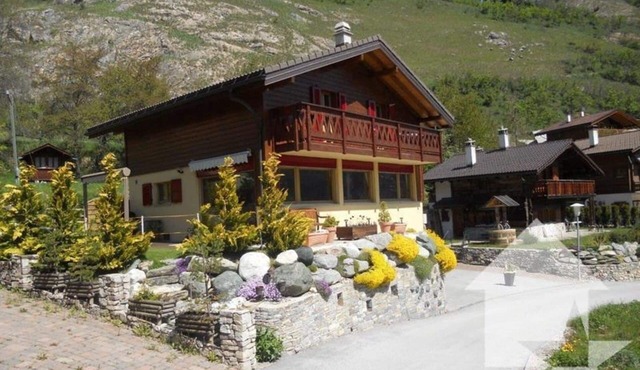 Spacious Chalet with View and close to the gondola