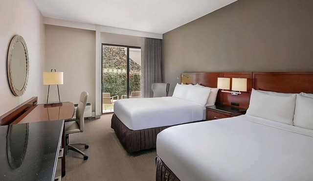 Spacious Good-Value Accommodation! Parking, Pools! Near Charlotte Nature Museum