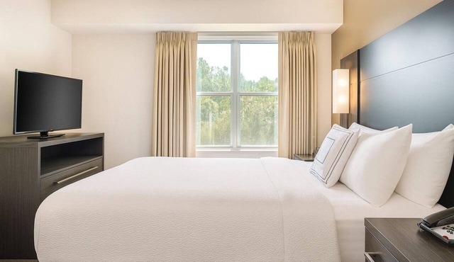Spacious Good-Value Accommodation! Full Kitchen, Free Breakfast, Swimming Pool!