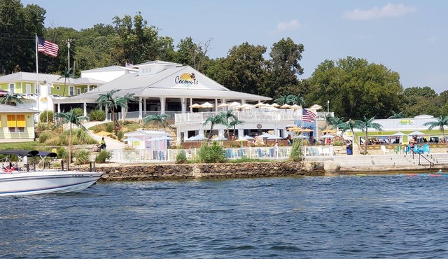 Spacious Lakefront Gem w/dock, pet friendly - next to Coconuts resort, bar, pool