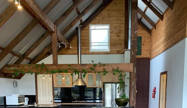 Spacious Lofty Apartment, Stunning Views Overlooking Garden opposite Rose &Crown