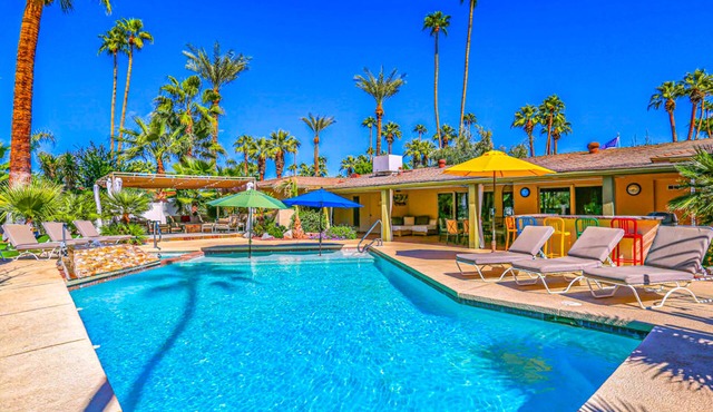 Spacious & luxurious dog-friendly home w/private pool spa & outdoor heated pool