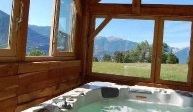 Stunning villa for 6 guests with WIFI, pool, TV and parking