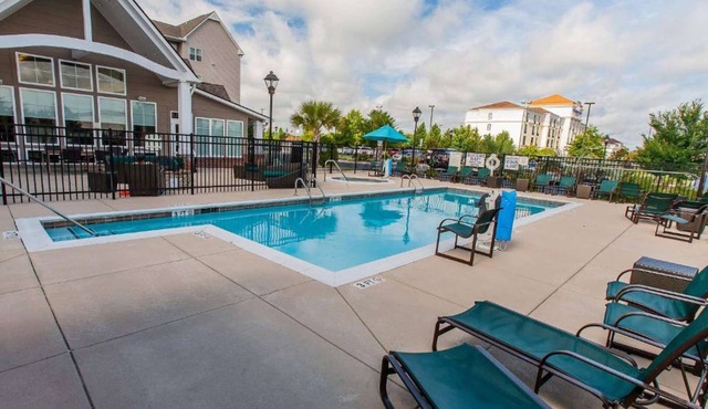 Suite w/Kitchen + Free Parking & Outdoor Pool
