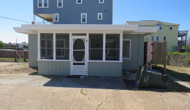 Summer Special/RIGHT ACROSS from OCEAN/Fenced yard/pet friendly