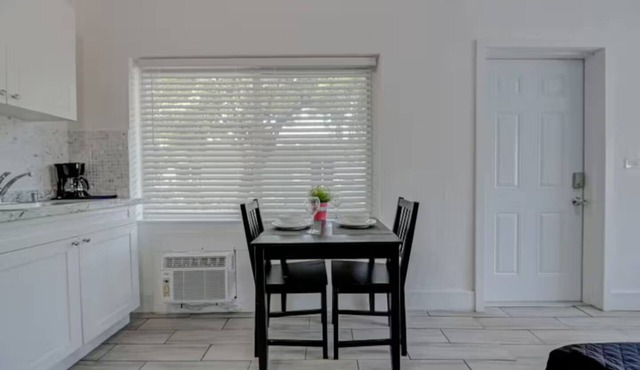 Super Cute Studio with Wifi/Kitchen/Parking in vibrant Calle Ocho, Miami!