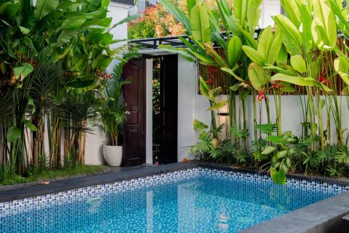 The Aura Inn
