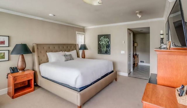 The Courtyard - Grand King Room at Cannon Beach Hotel Collection!