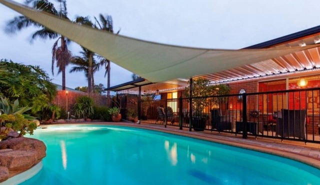 The Entertainer: 4x2 with pool, close to beach and shops