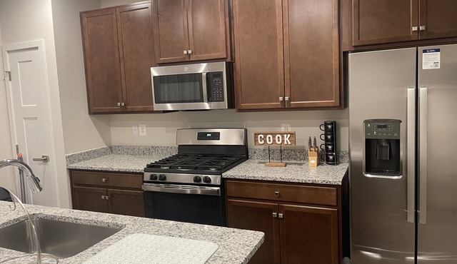 The newly built townhouse 5 min away from the airport and a mile from stores