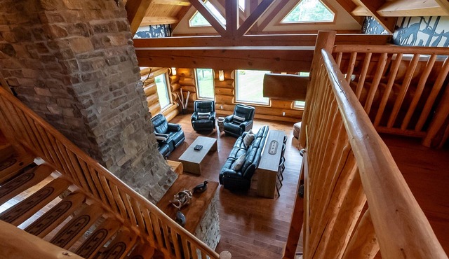 Timber Frame Log Cottage, across from the French River, great for big families