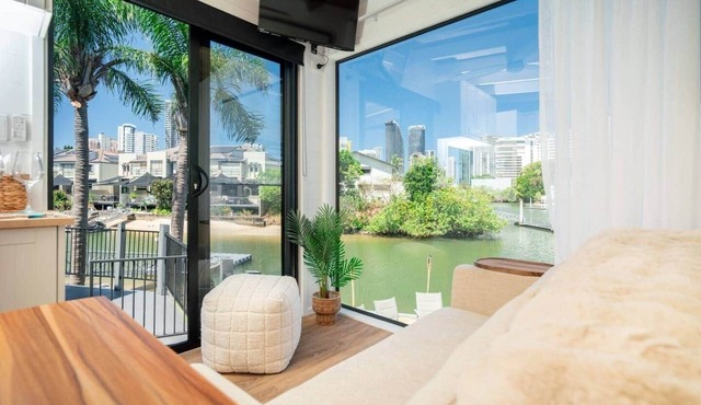 Tiny Home in the heart of Broadbeach-River Views!