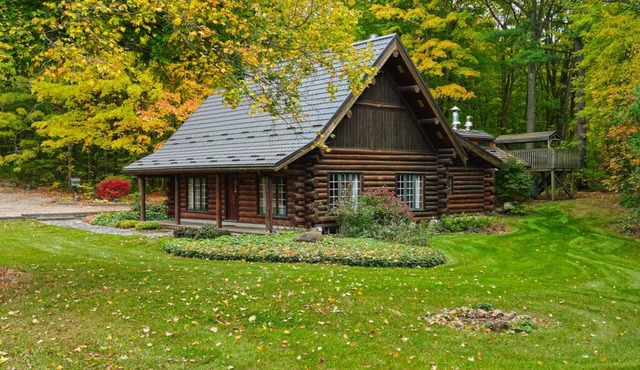 Tranquil 3BR Log Cabin in Cambridge, Ontario: WiFi, Woodland Trails, Sleeps 6