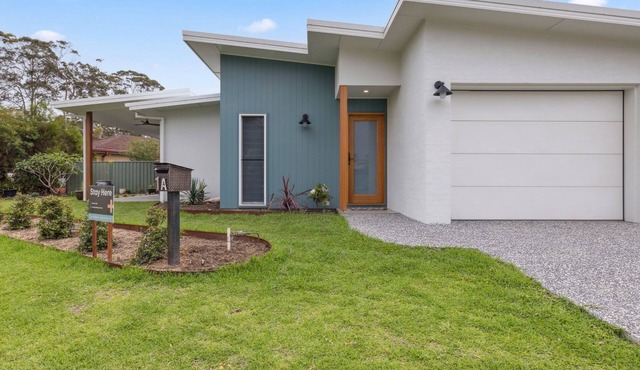 Tucked away but central to shops, restaurants, cafes, pub, clubs, is our modern contemporary house.