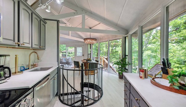 Unplug, Unwind, Welcome to the Treehouse
