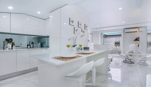 Upscale Studio in Kirribilli with private Terrace