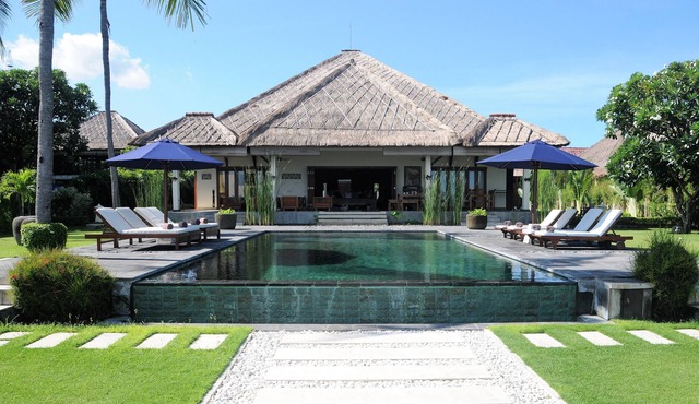 Vacation rental on Bali, 10 persons luxury villa with private pool on the beach