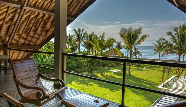 Villa Aparna - Luxurious Balinese villa right on the beach