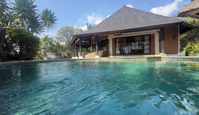 Villa Bundar: fabulous beachfront villa with pool and with staff!