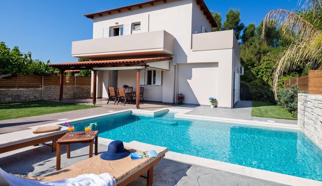 Villa Liakada: Directly At The Sea with private pool