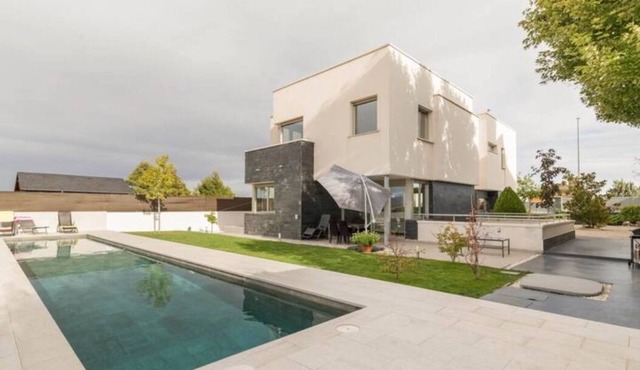 Villa Oasis in Madrid for 6, private pool and barbecue 20min from the capital city