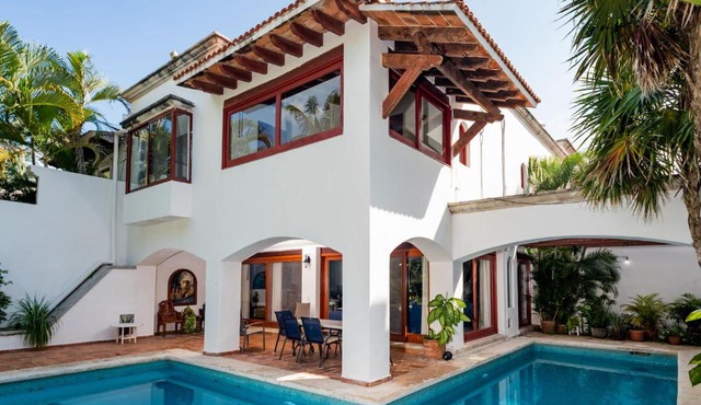 Villa tropically in Hotel Zone