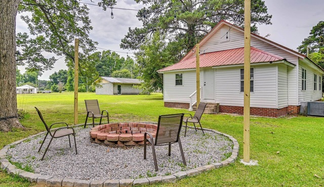 Walk to Park! Family Retreat w/Yard in Lumberton