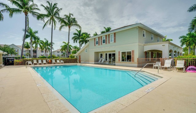 Walk to Shops & Eats! Cape Coral Extended Escape