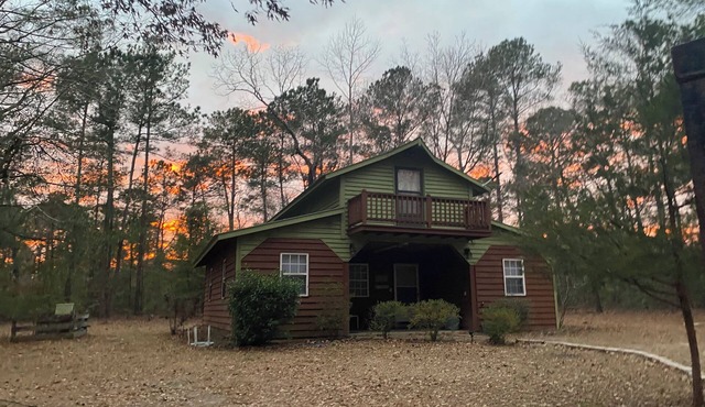 Waterfront Cabin off I-95 in Lumberton with WiFi, Foosball, Kayaks, Pet-friendly