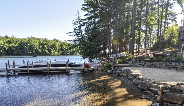Waterfront Spacious 7-bedroom house with AC, WiFi in pleasant Meredith