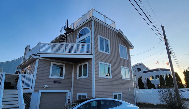 Waterfront spacious 5-bedroom bungalow on Plum Island, Newburyport with WiFi, AC