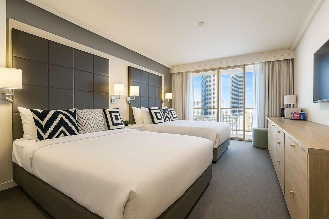 Surfers Paradise Hotel | Sea View Hotel Room Heart of Surfers Paradise
