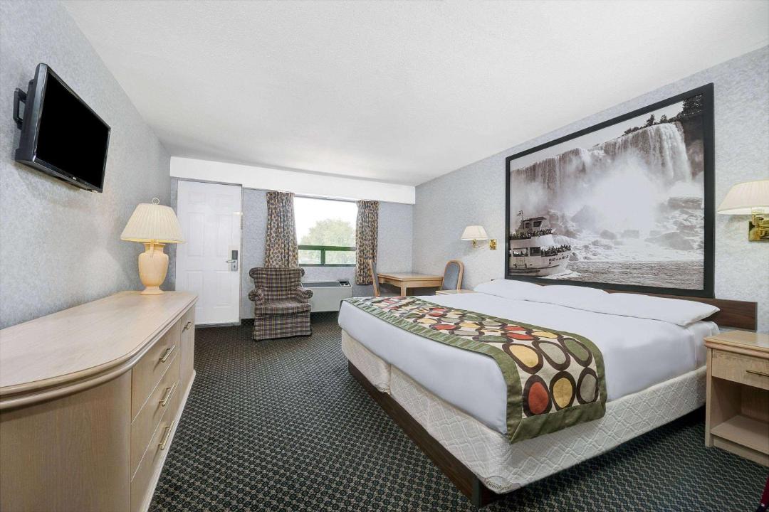 Silvertown Hotel | Super 8 by Wyndham Niagara Falls North