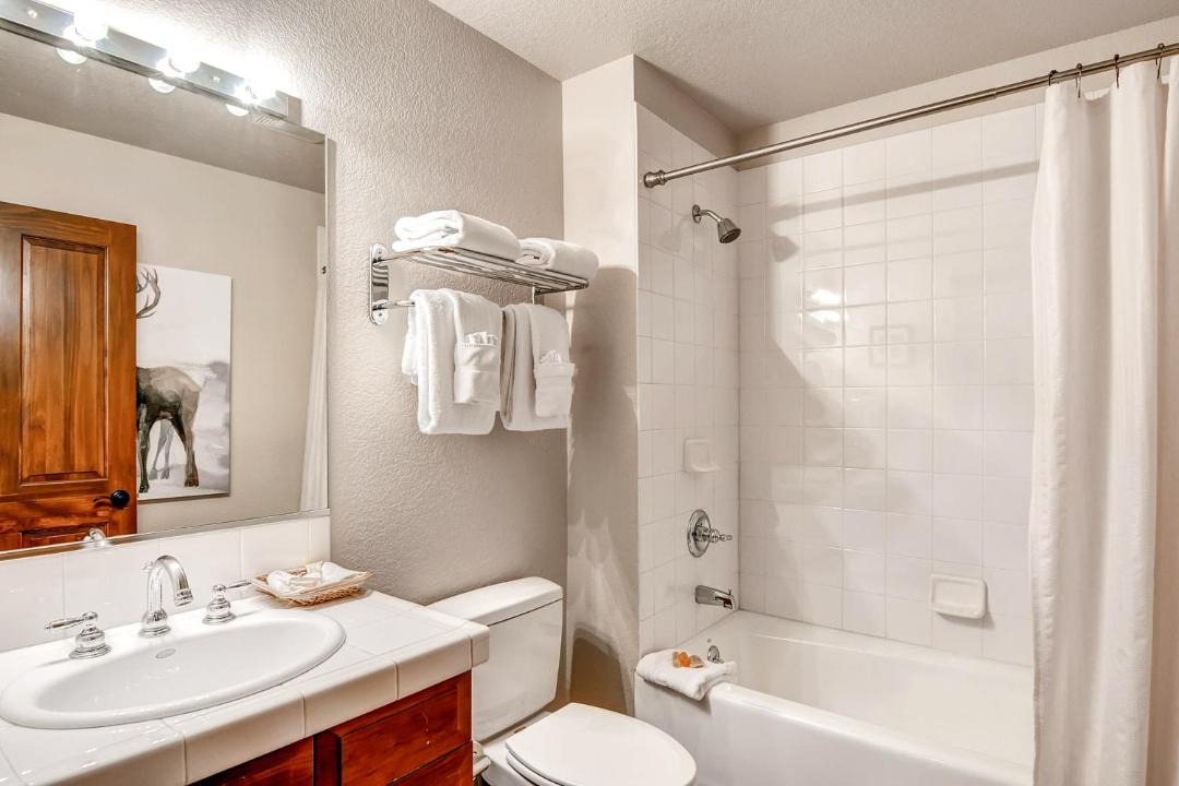 Photo of Bathroom in Peak 9