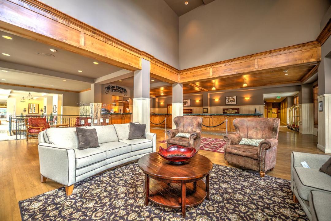 Photo of Livingroom in Peak 9